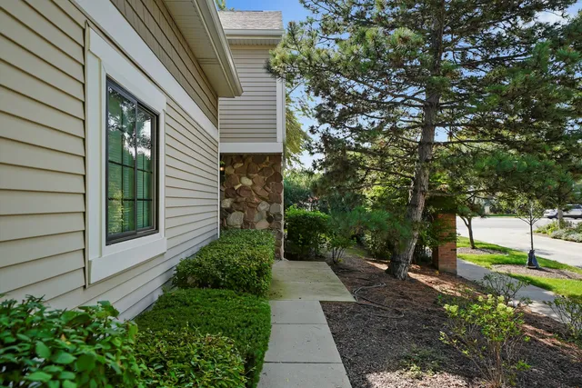 $509,999 | 2571 Essex Drive, Northbrook, IL 60062