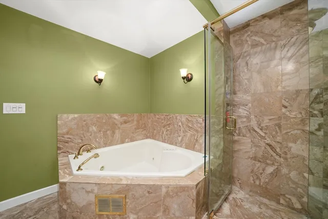 $509,999 | 2571 Essex Drive, Northbrook, IL 60062