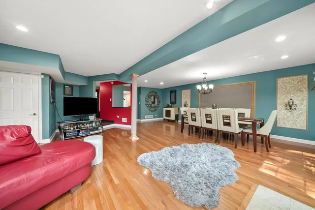 $509,999 | 2571 Essex Drive, Northbrook, IL 60062