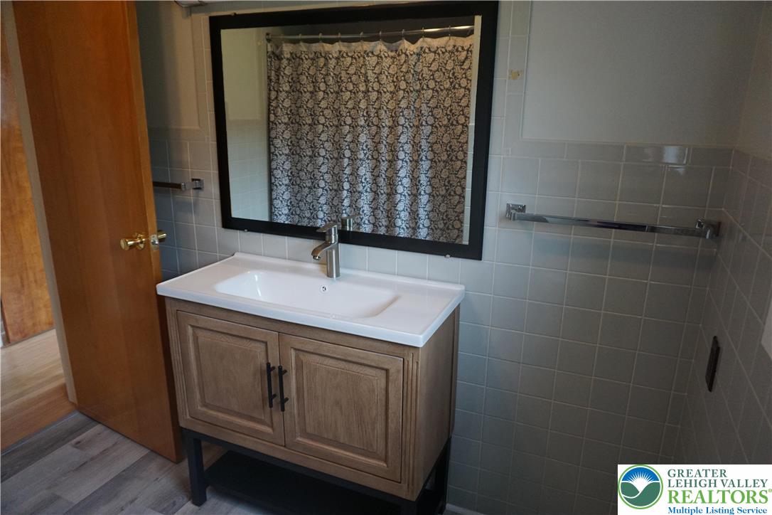 1718 Calypso Avenue Bethlehem, PA 18018 - Photo 17 of 32 Full Bathroom