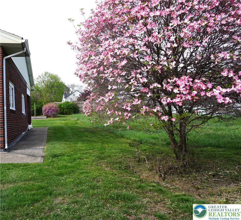 1718 Calypso Avenue Bethlehem, PA 18018 - Photo 28 of 32 Side view of house