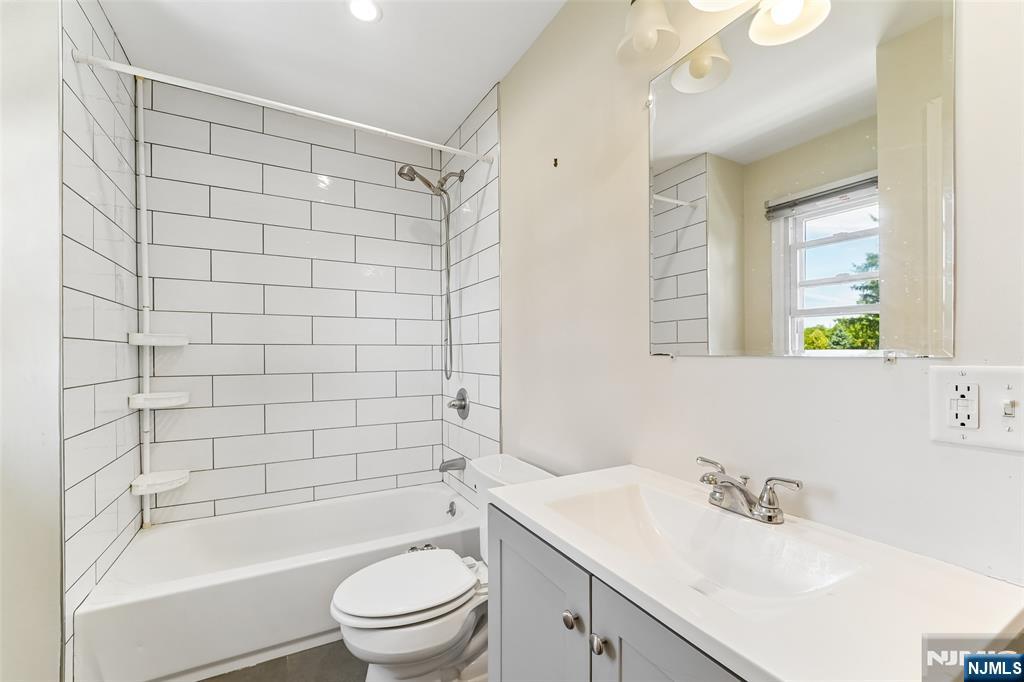 42 West Ridgewood Avenue Paramus, NJ 07652 - Photo 5 of 13