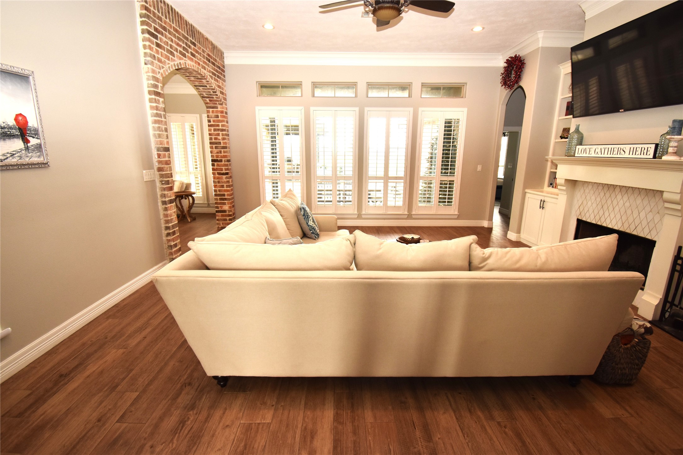 11620 Ridgecrest Beaumont, TX 77705 - Photo 3 of 20 a living room with furniture and a flat screen tv