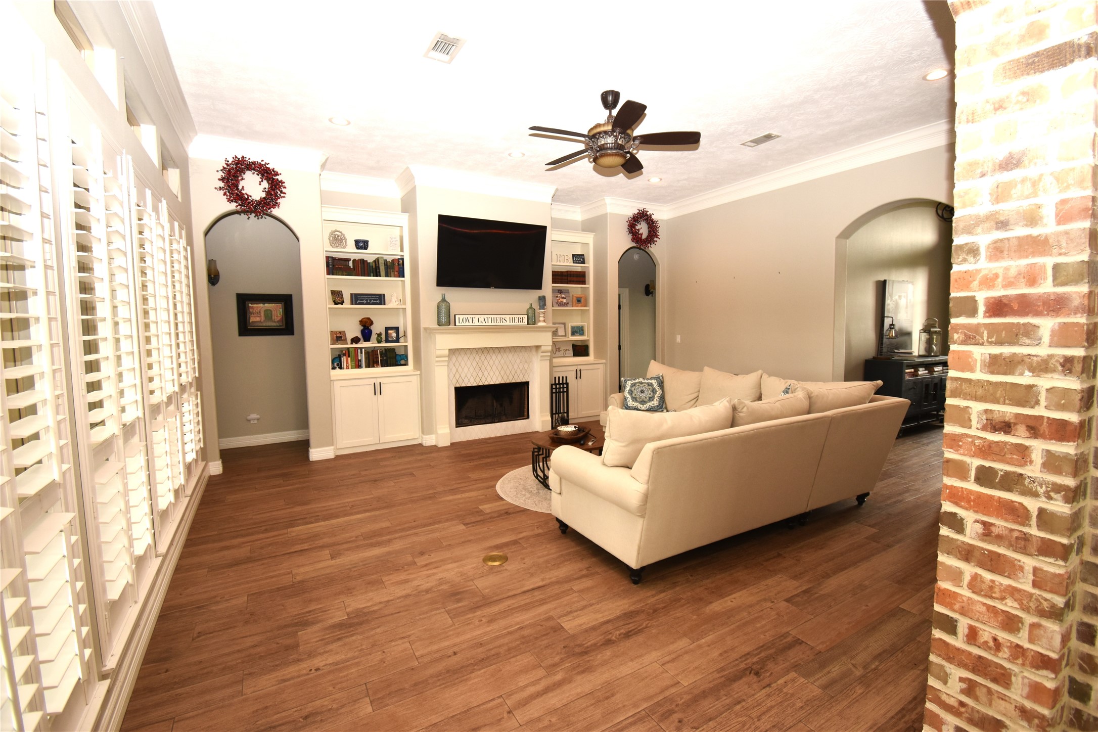 11620 Ridgecrest Beaumont, TX 77705 - Photo 4 of 20 a living room with furniture and a flat screen tv