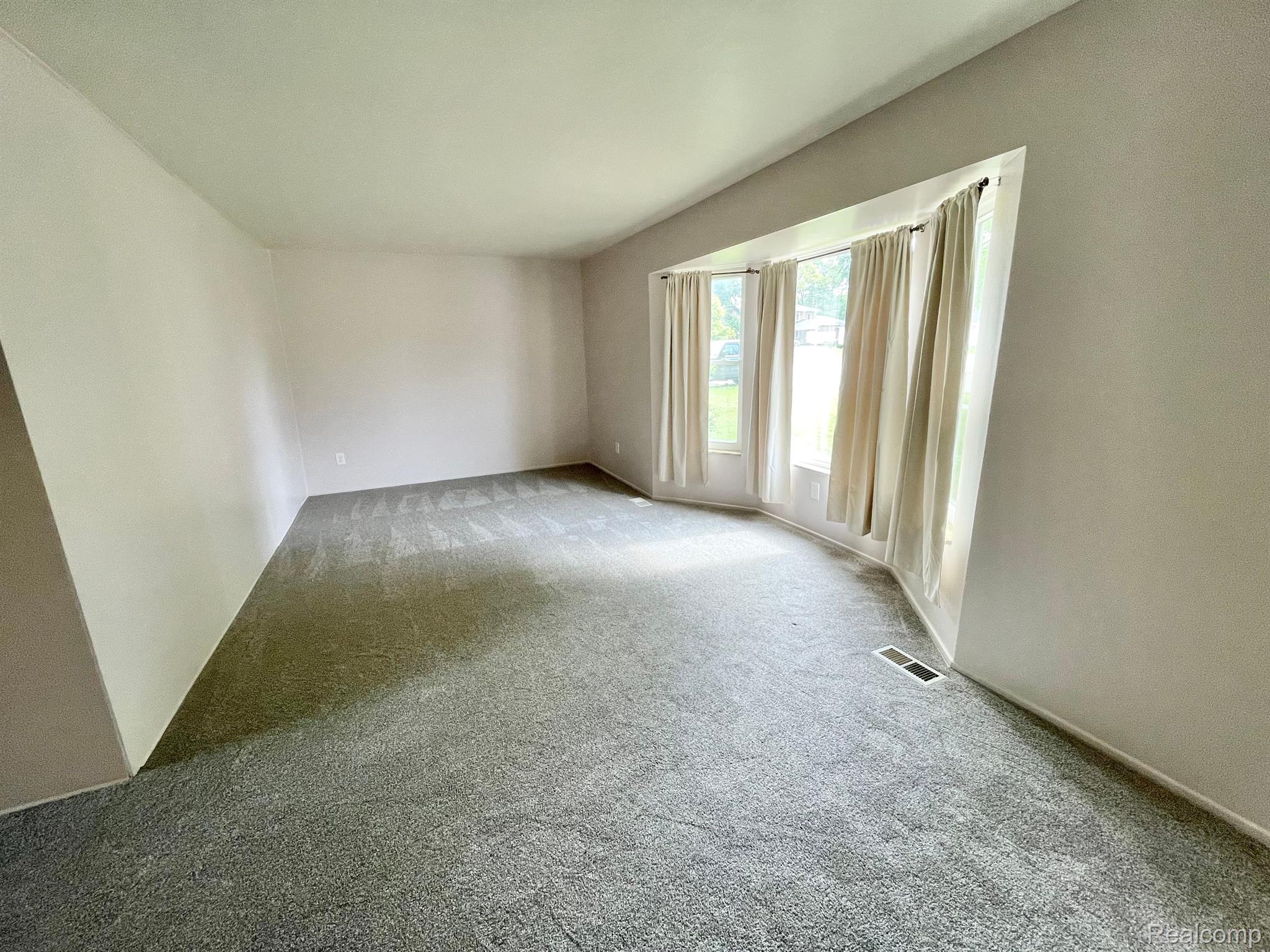736 E. Grand Blanc Rd. Grand Blanc, MI 48439 - Photo 3 of 16 Living Room