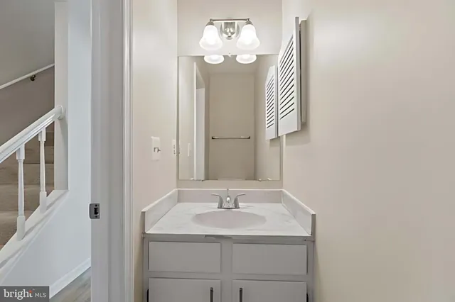 $2,700 | 107 St Charles Square, Sterling, VA 20164