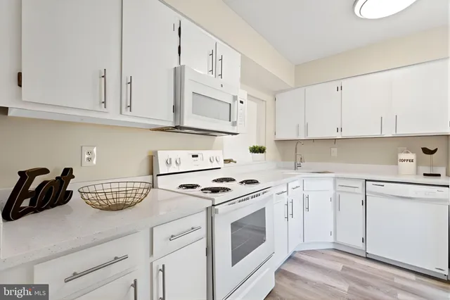 $2,700 | 107 St Charles Square, Sterling, VA 20164