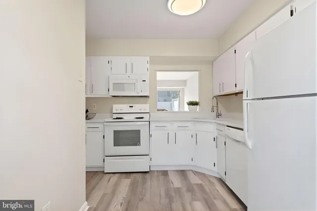 $2,700 | 107 St Charles Square, Sterling, VA 20164