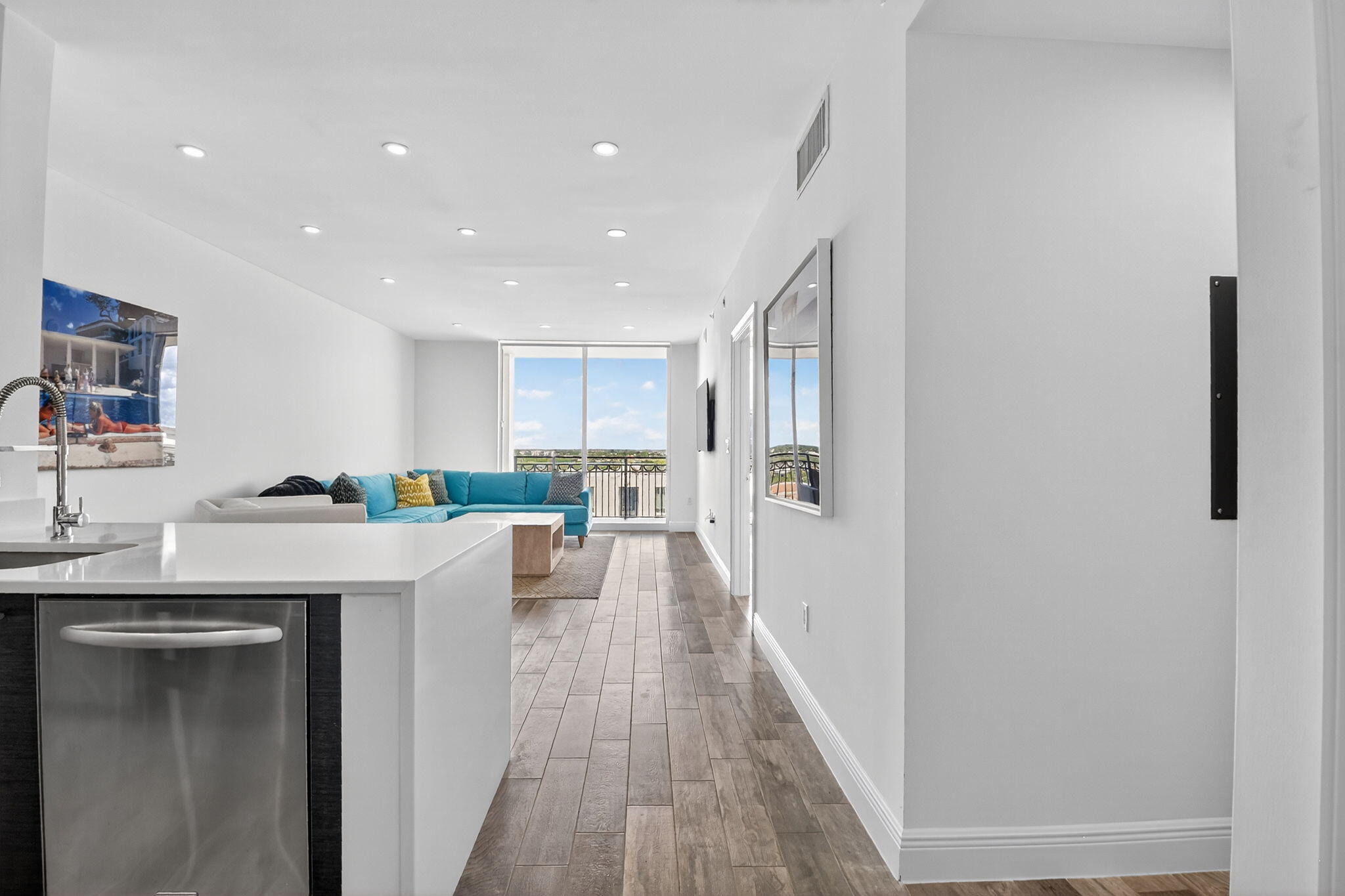 550 Okeechobee Boulevard, Unit 1221 West Palm Beach, FL 33401 - Photo 6 of 112 Kitchen & Living