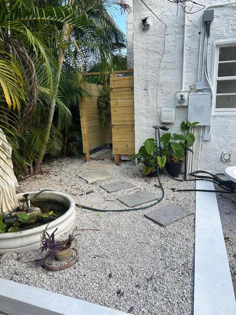 820 30th Street West Palm Beach, FL 33407 - Photo 30 of 40 a view of a backyard with plants