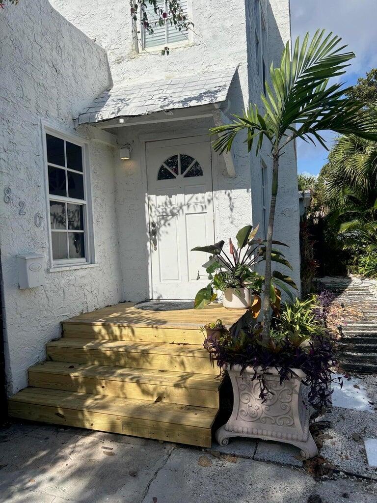 820 30th Street West Palm Beach, FL 33407 - Photo 3 of 40 a vase of flowers sitting on a table