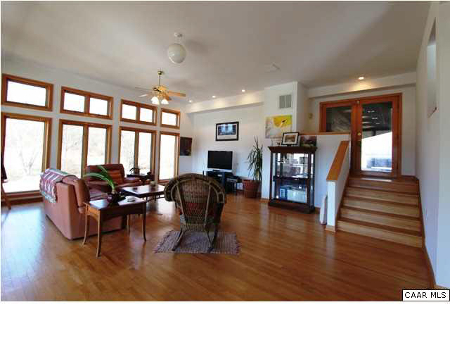 2525 Ridge Road Charlottesville, VA 22901 - Photo 8 of 33 a living room with furniture two window and wooden floor