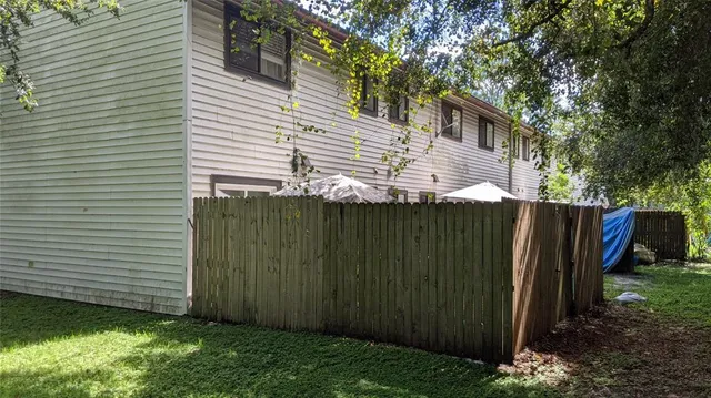 a view of a backyard