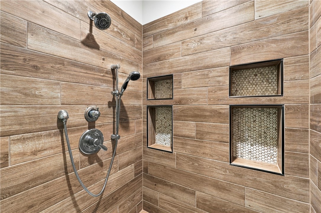 8800 Fred Austin Road Decatur, AR 72722 - Photo 18 of 60 Walk in shower in primary