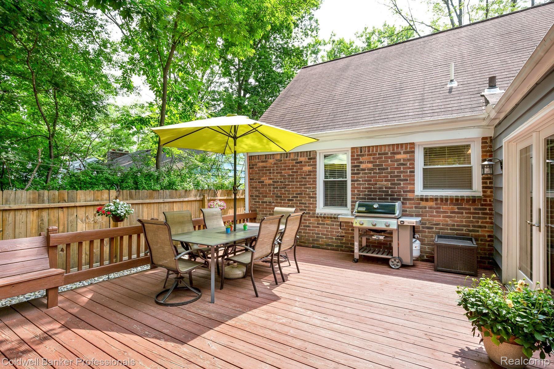 3234 Warick Road Royal Oak, MI 48073 - Photo 32 of 37 Spacious deck perfect for entertaining!