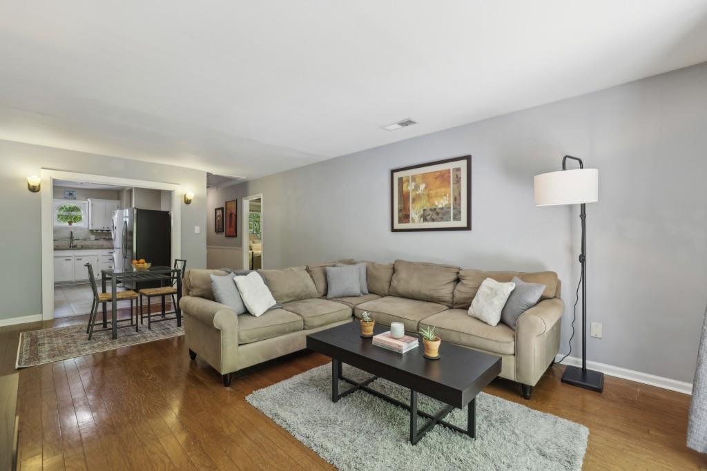 5400 Roswell Road, Unit H5 Atlanta, GA 30342 - Photo 16 of 26 a living room with furniture and a lamp