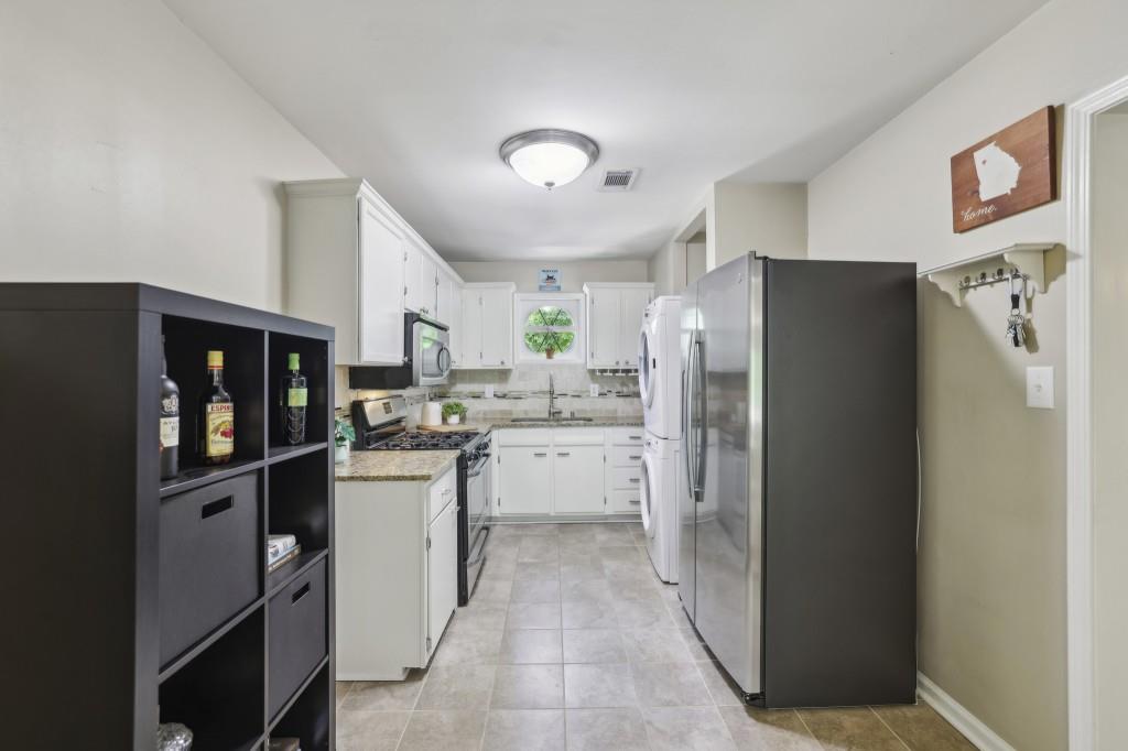 5400 Roswell Road, Unit H5 Atlanta, GA 30342 - Photo 19 of 26 a kitchen with a refrigerator and a stove