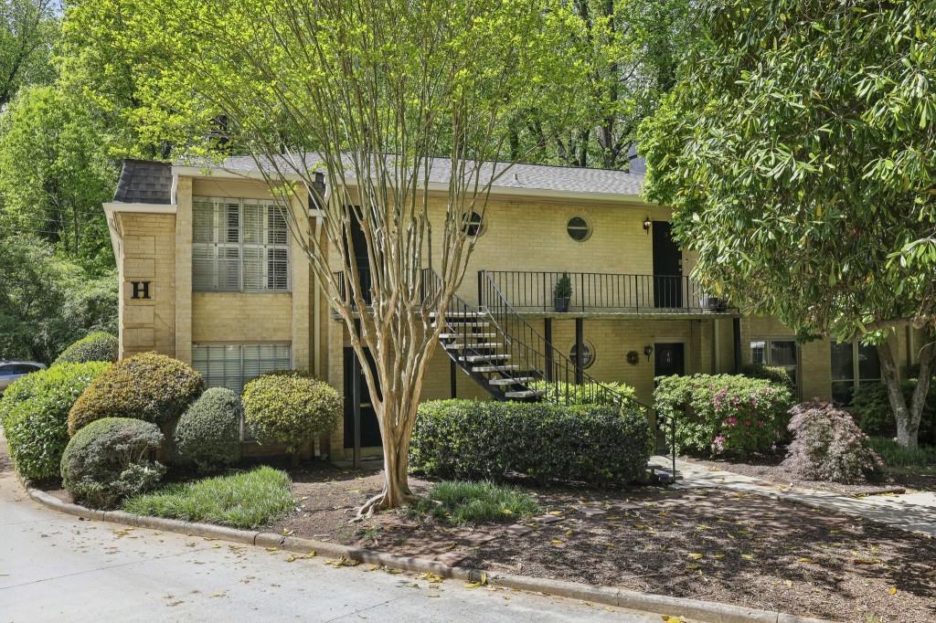 5400 Roswell Road, Unit H5 Atlanta, GA 30342 - Photo 26 of 26 a view of a house with a garden