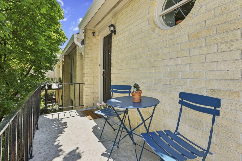 5400 Roswell Road, Unit H5 Atlanta, GA 30342 - Photo 6 of 26 a view of a outdoor seating area