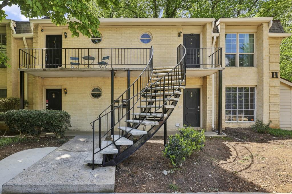 5400 Roswell Road, Unit H5 Atlanta, GA 30342 - Photo 8 of 26 front view of a house with a yard