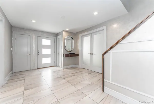 a view of entryway with bathroom