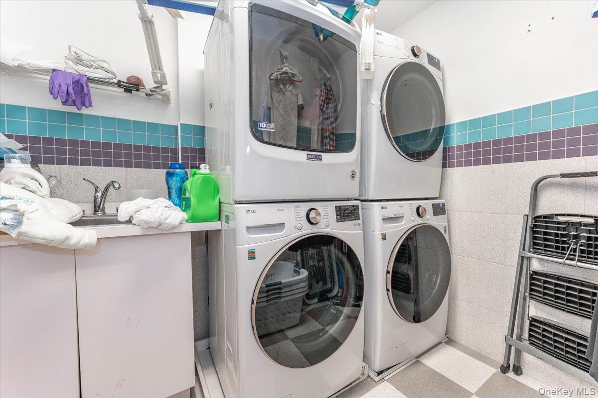 22 Larch Hill Road Lawrence, NY 11559 - Photo 21 of 31 a utility room with dryer and washer