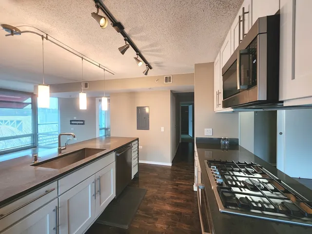 $3,200 | 9655 Woods Drive, Unit 512, Skokie, IL 60077