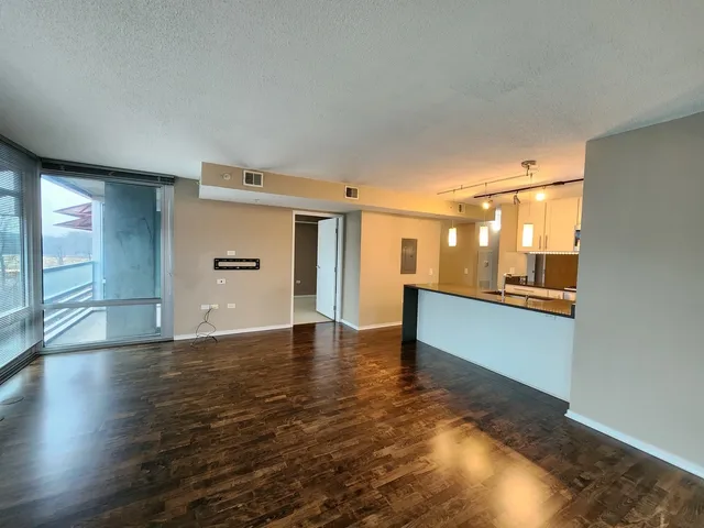 $3,200 | 9655 Woods Drive, Unit 512, Skokie, IL 60077