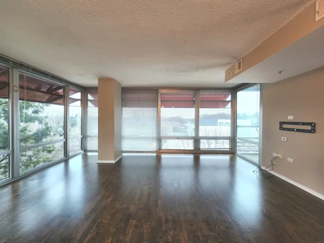 $3,200 | 9655 Woods Drive, Unit 512, Skokie, IL 60077