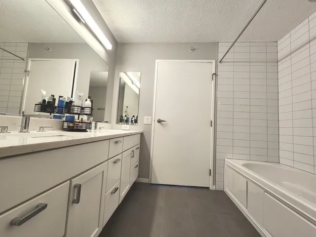 $3,200 | 9655 Woods Drive, Unit 512, Skokie, IL 60077