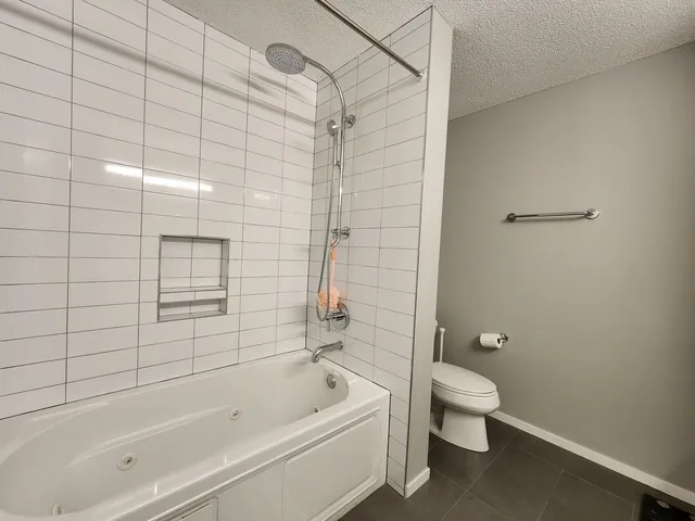 $3,200 | 9655 Woods Drive, Unit 512, Skokie, IL 60077