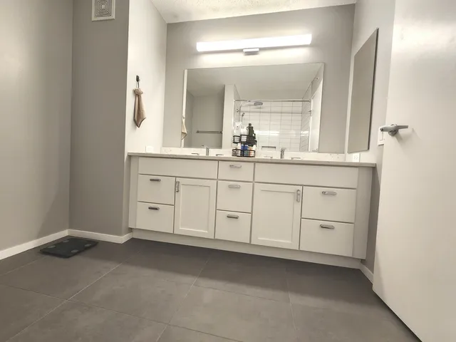 $3,200 | 9655 Woods Drive, Unit 512, Skokie, IL 60077