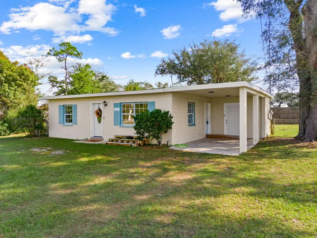 a view of a house with a yard
