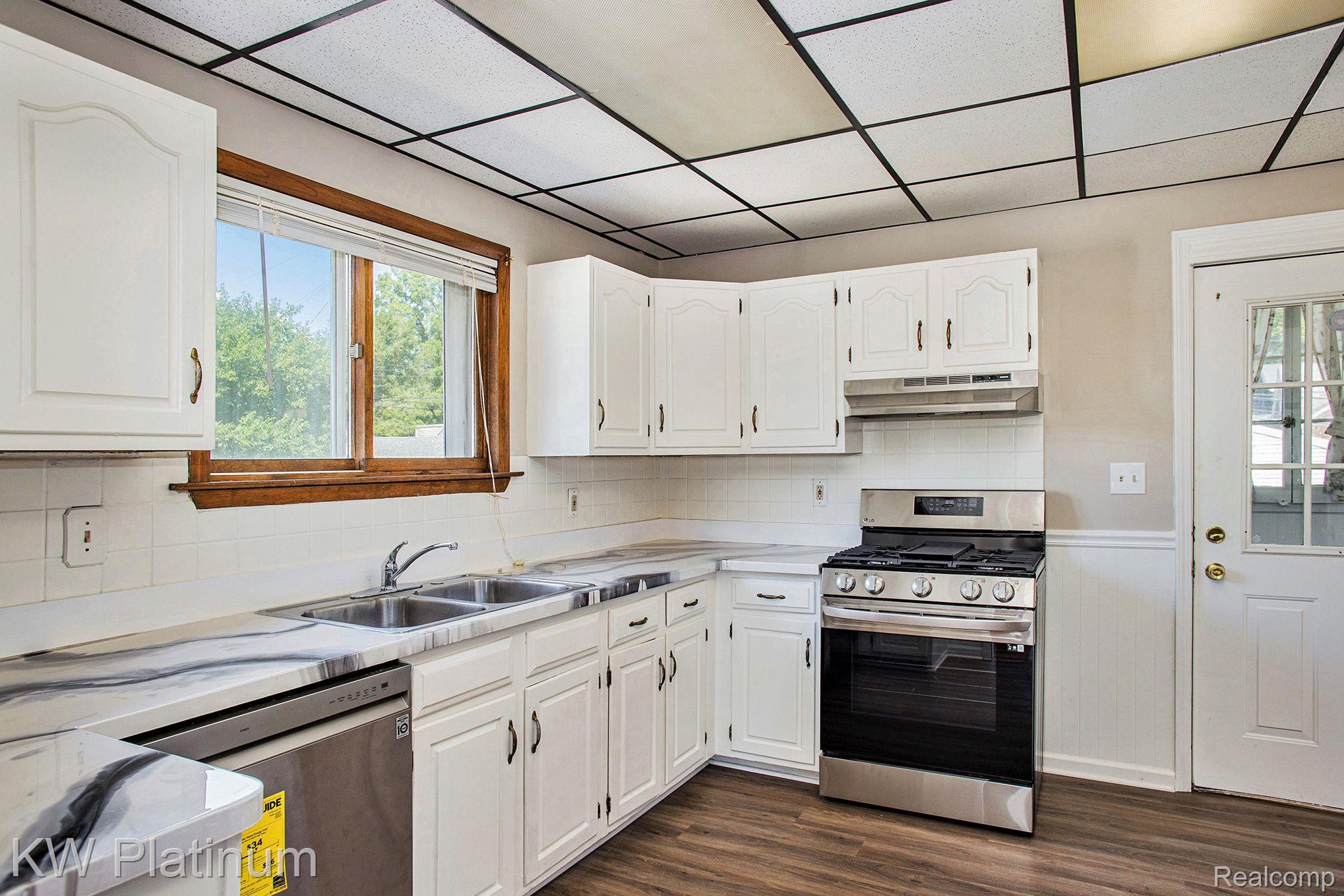 16321 East 9 Mile Road Eastpointe, MI 48021 - Photo 2 of 25