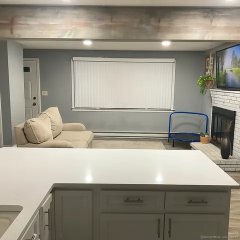 $2,250 | 21 Goodwin Street, Manchester, CT 06040