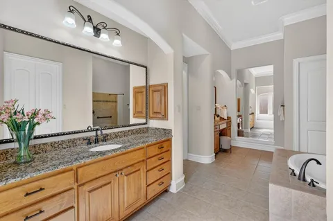 a spacious en suite bathroom with double sink and a mirror
