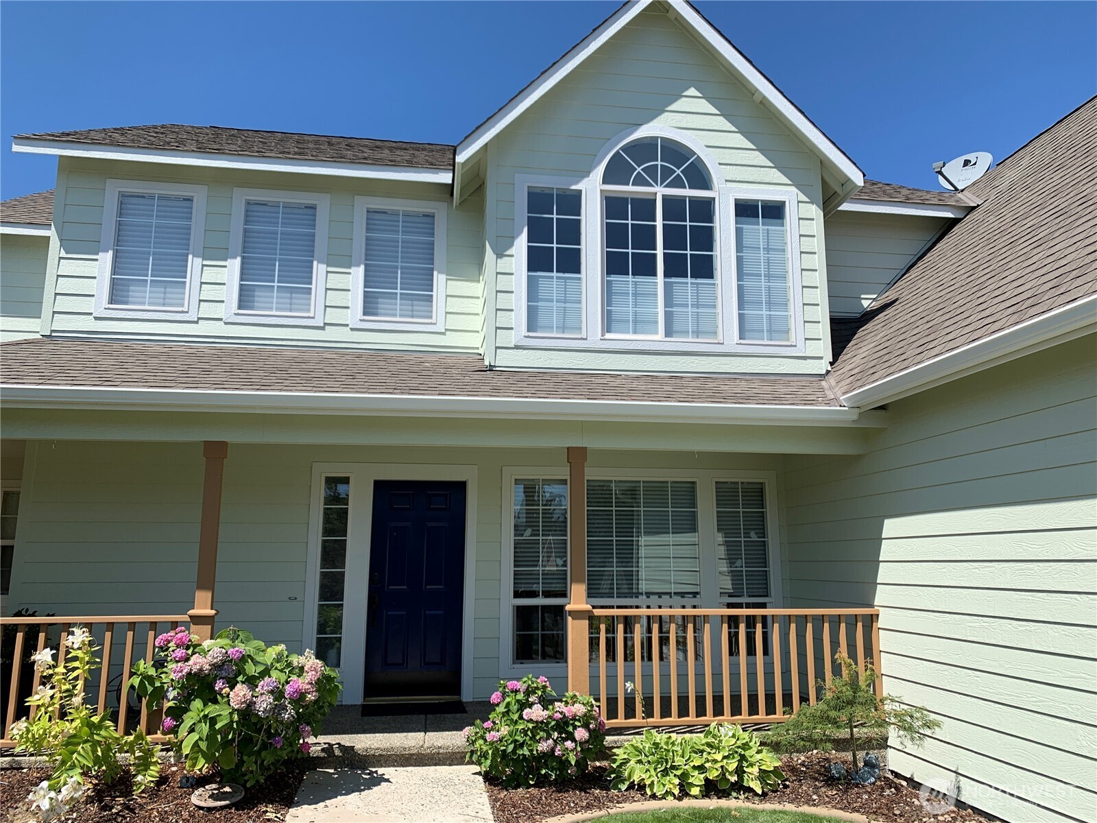 1504 Fuller Street Wenatchee, WA 98801 - Photo 2 of 38 a front view of a house