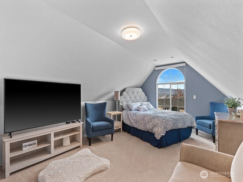 1504 Fuller Street Wenatchee, WA 98801 - Photo 25 of 38 a living room with furniture and a flat screen tv