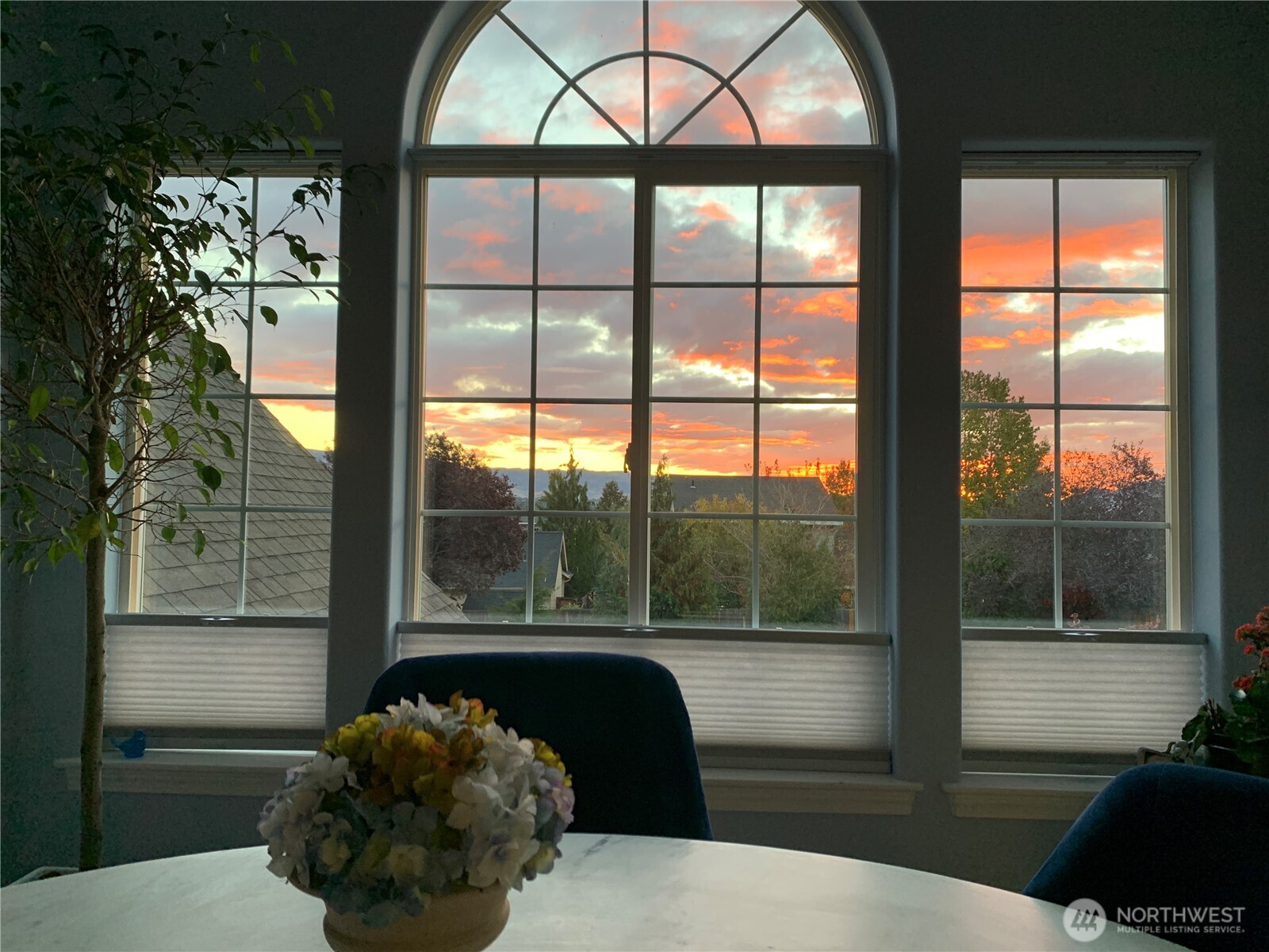 1504 Fuller Street Wenatchee, WA 98801 - Photo 29 of 38 a living room filled with furniture and a large window