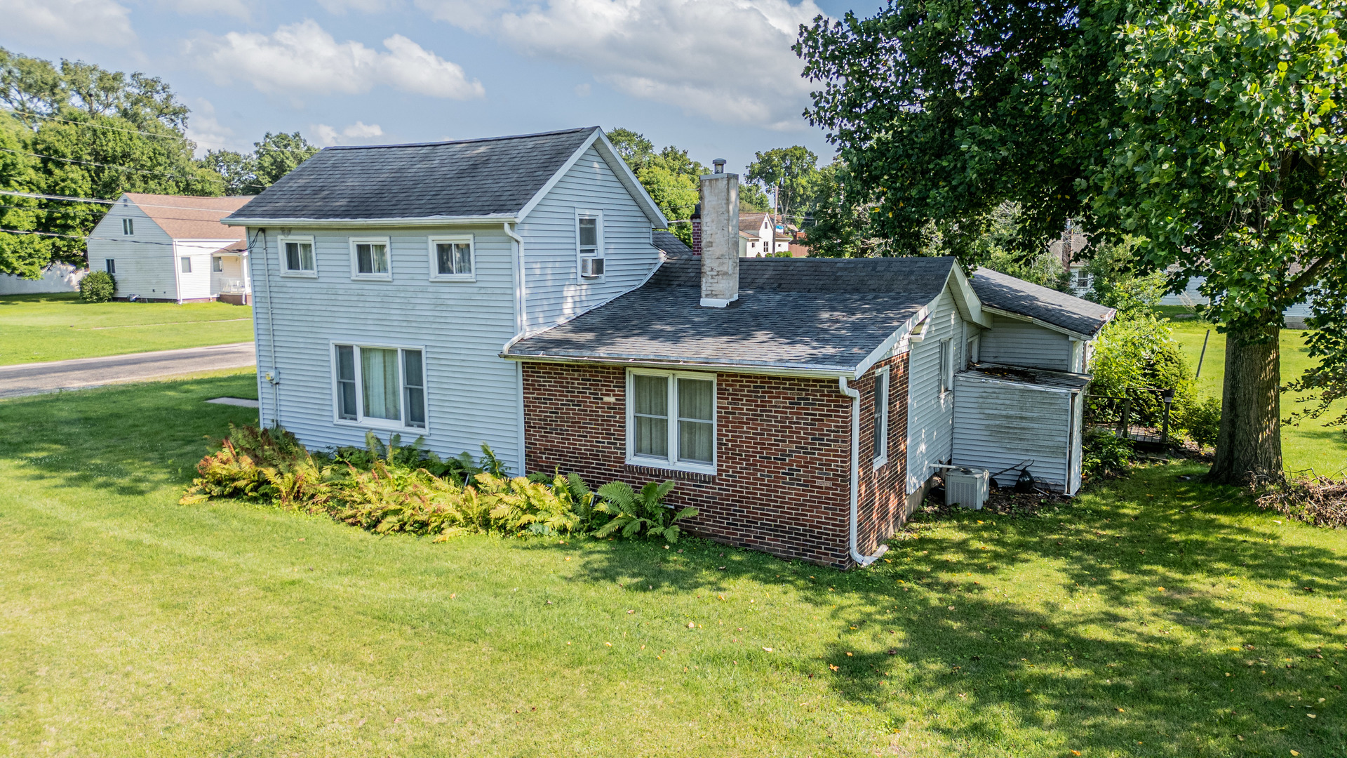 421 South Reed Street Sheffield, IL 61361 - Photo 6 of 28 a front view of a house with garden