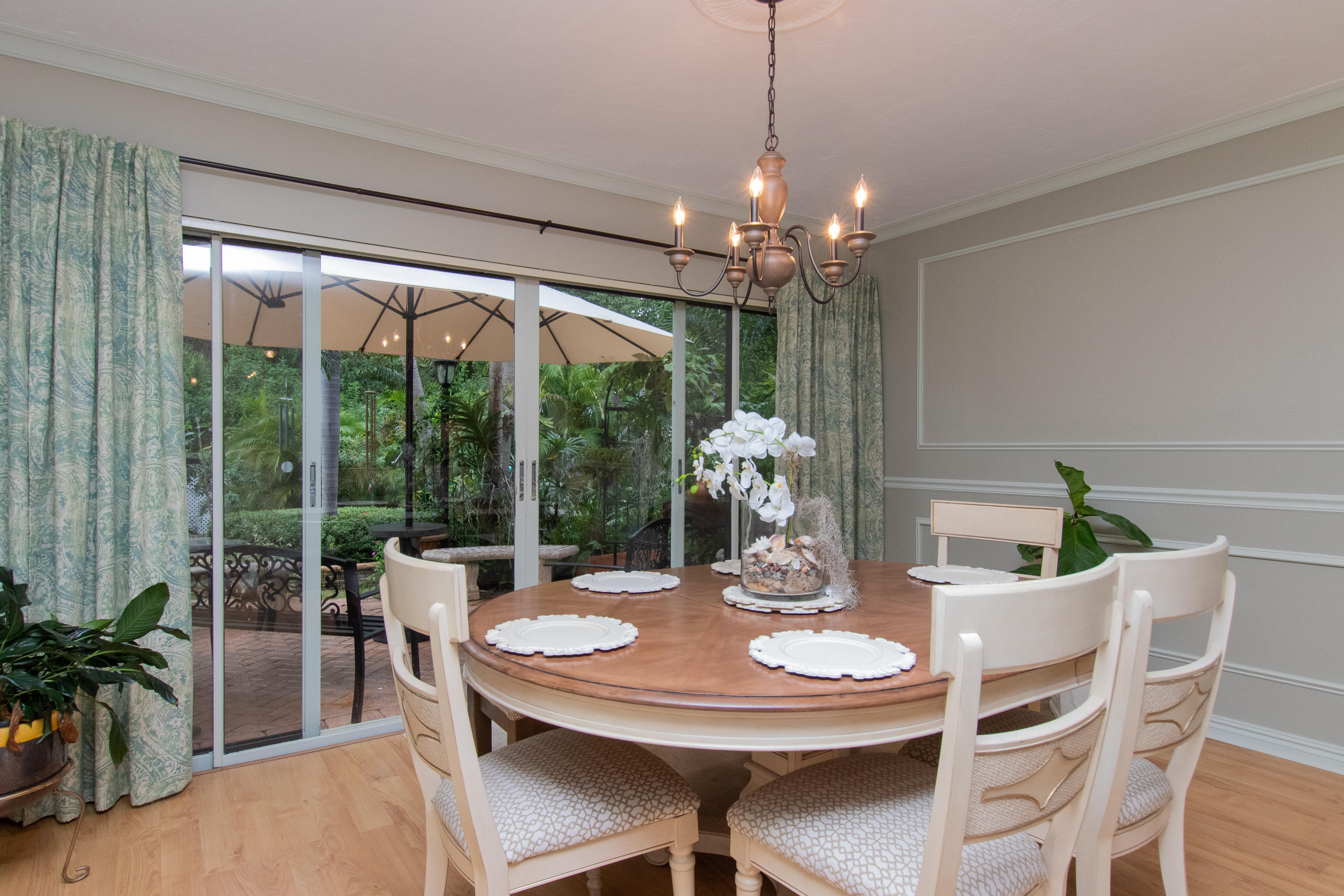87200 Overseas Highway, Unit E8 Islamorada, FL 33036 - Photo 13 of 64 Dining Area