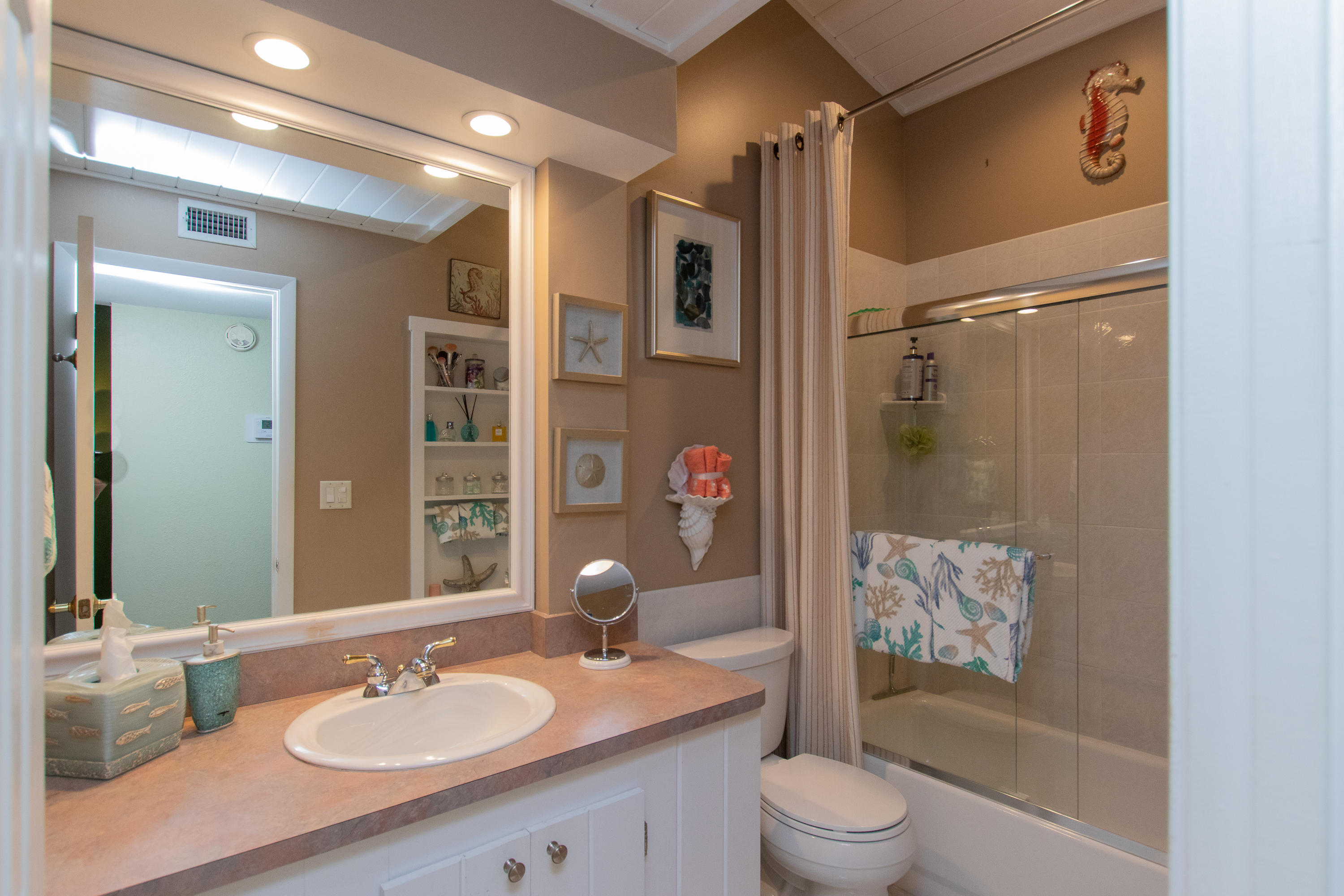 87200 Overseas Highway, Unit E8 Islamorada, FL 33036 - Photo 21 of 64 Upper Level Bath