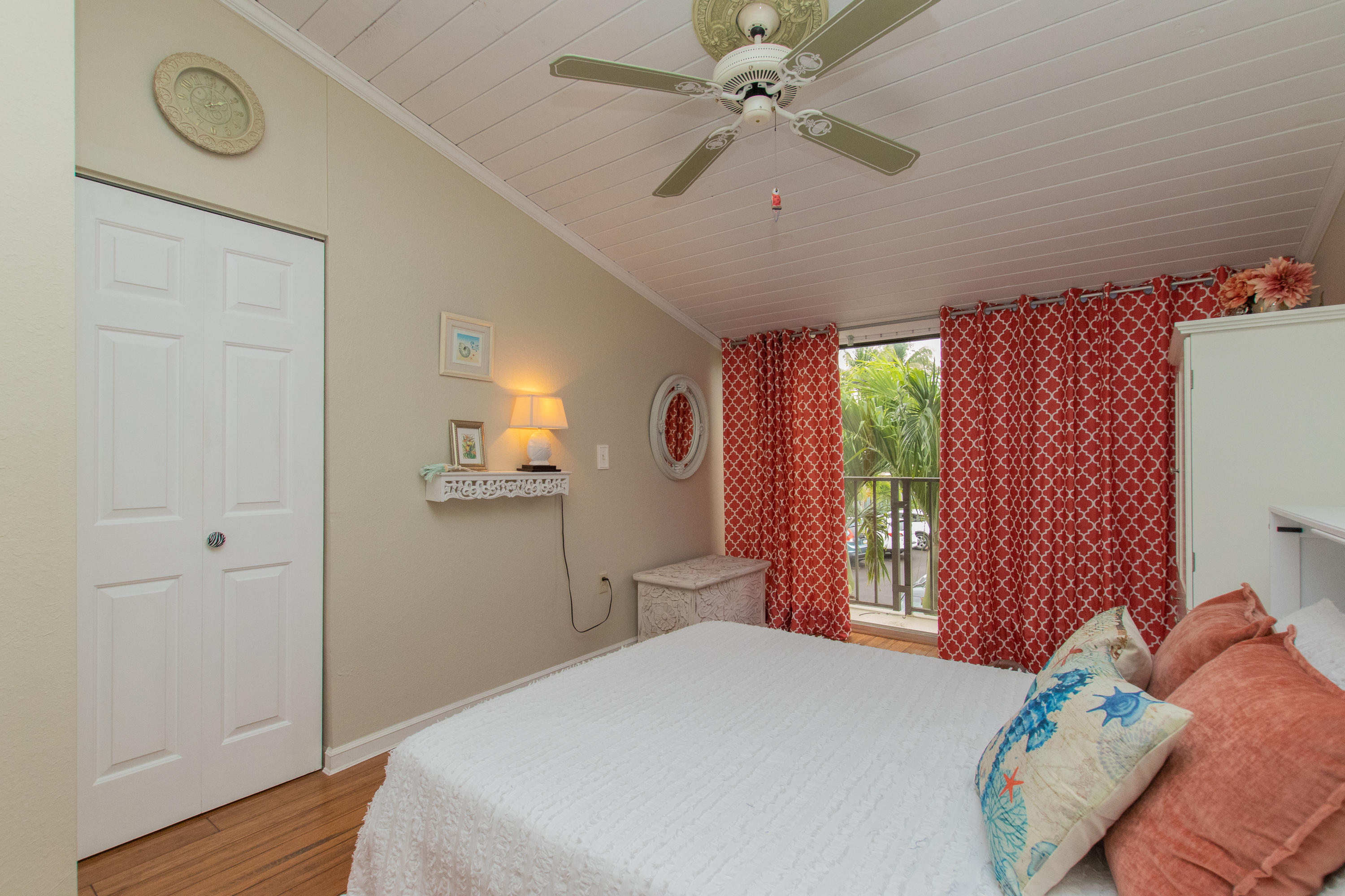 87200 Overseas Highway, Unit E8 Islamorada, FL 33036 - Photo 29 of 64 Guest Room