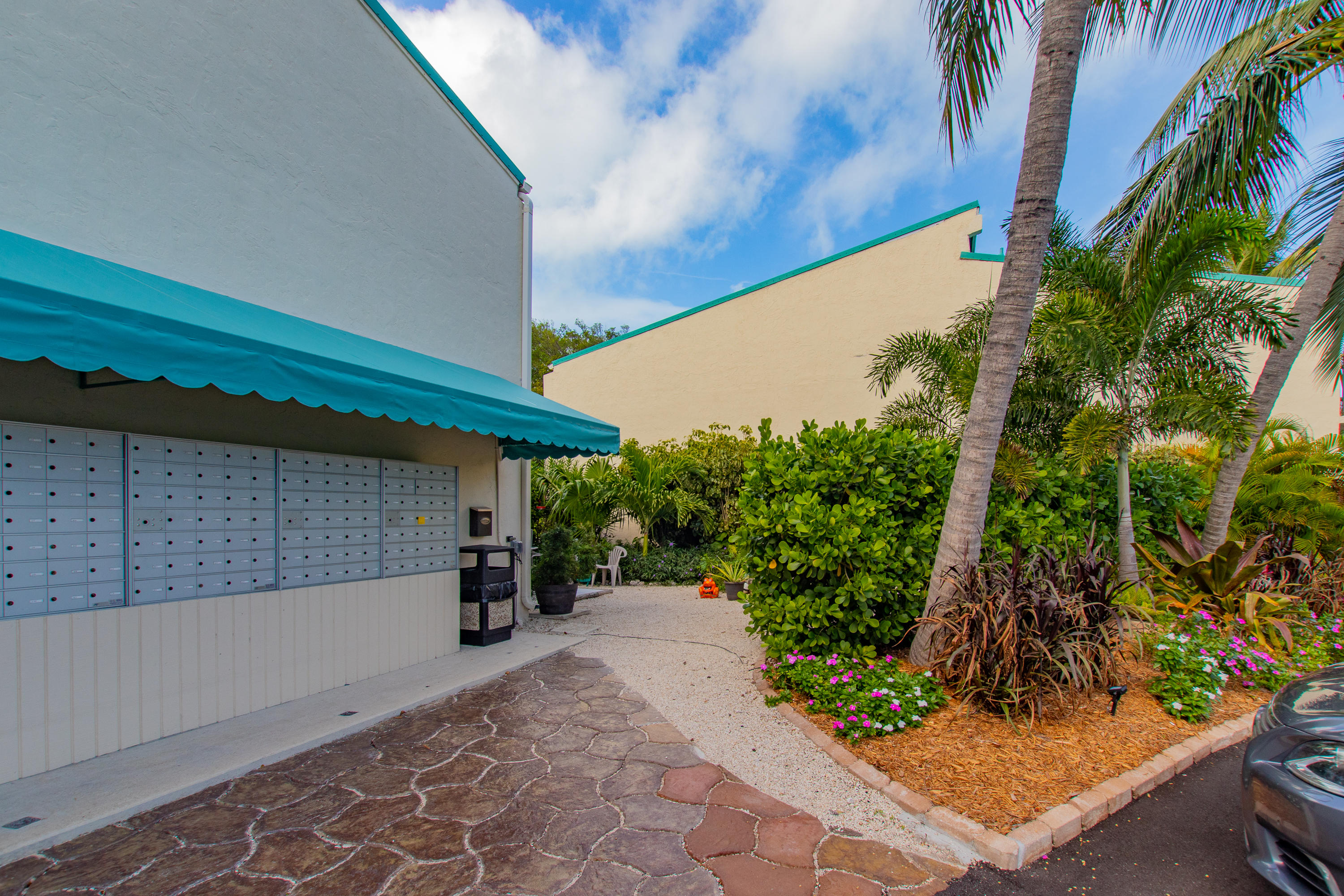 87200 Overseas Highway, Unit E8 Islamorada, FL 33036 - Photo 39 of 64 Walkway to Club House