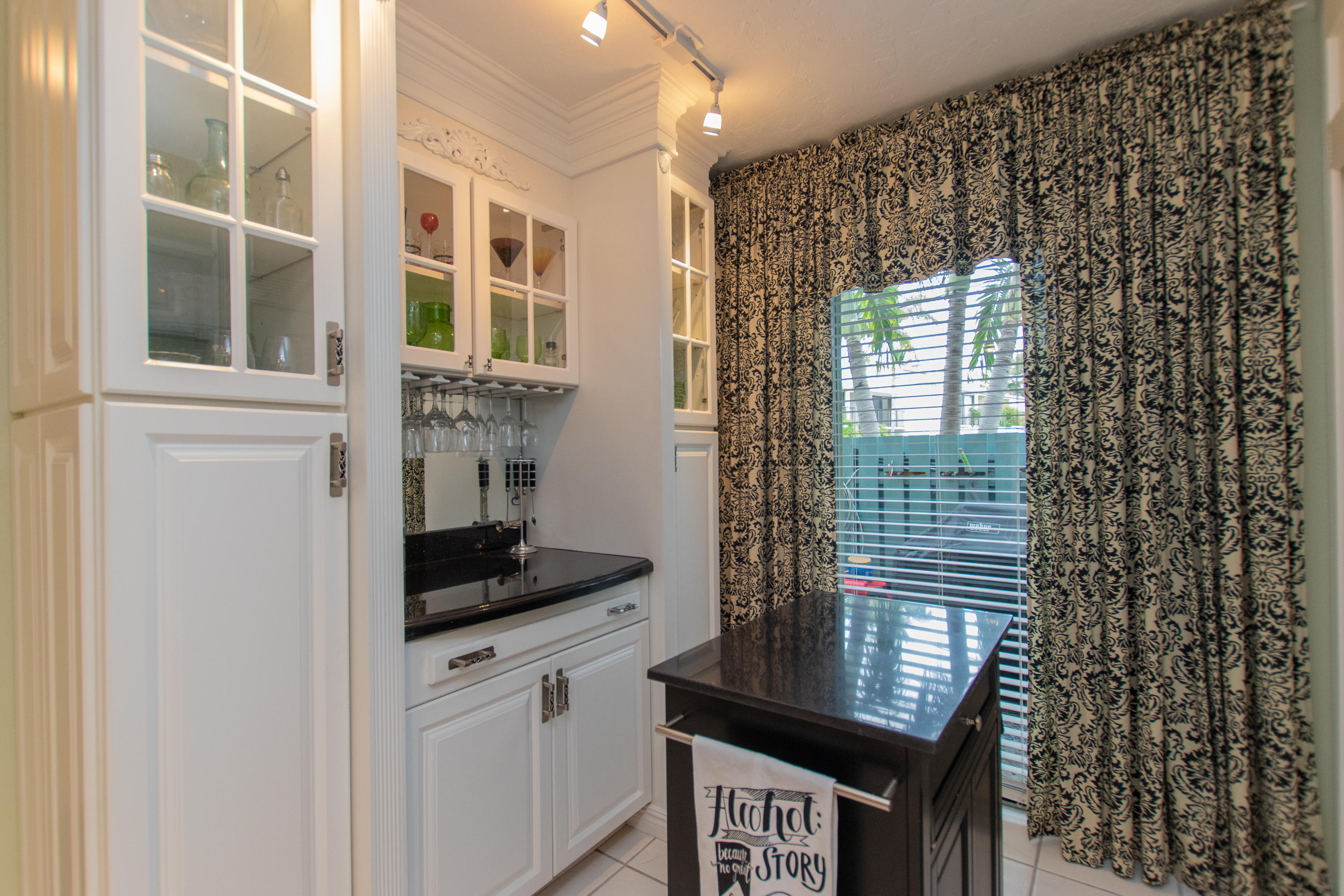 87200 Overseas Highway, Unit E8 Islamorada, FL 33036 - Photo 5 of 64 Bar Area