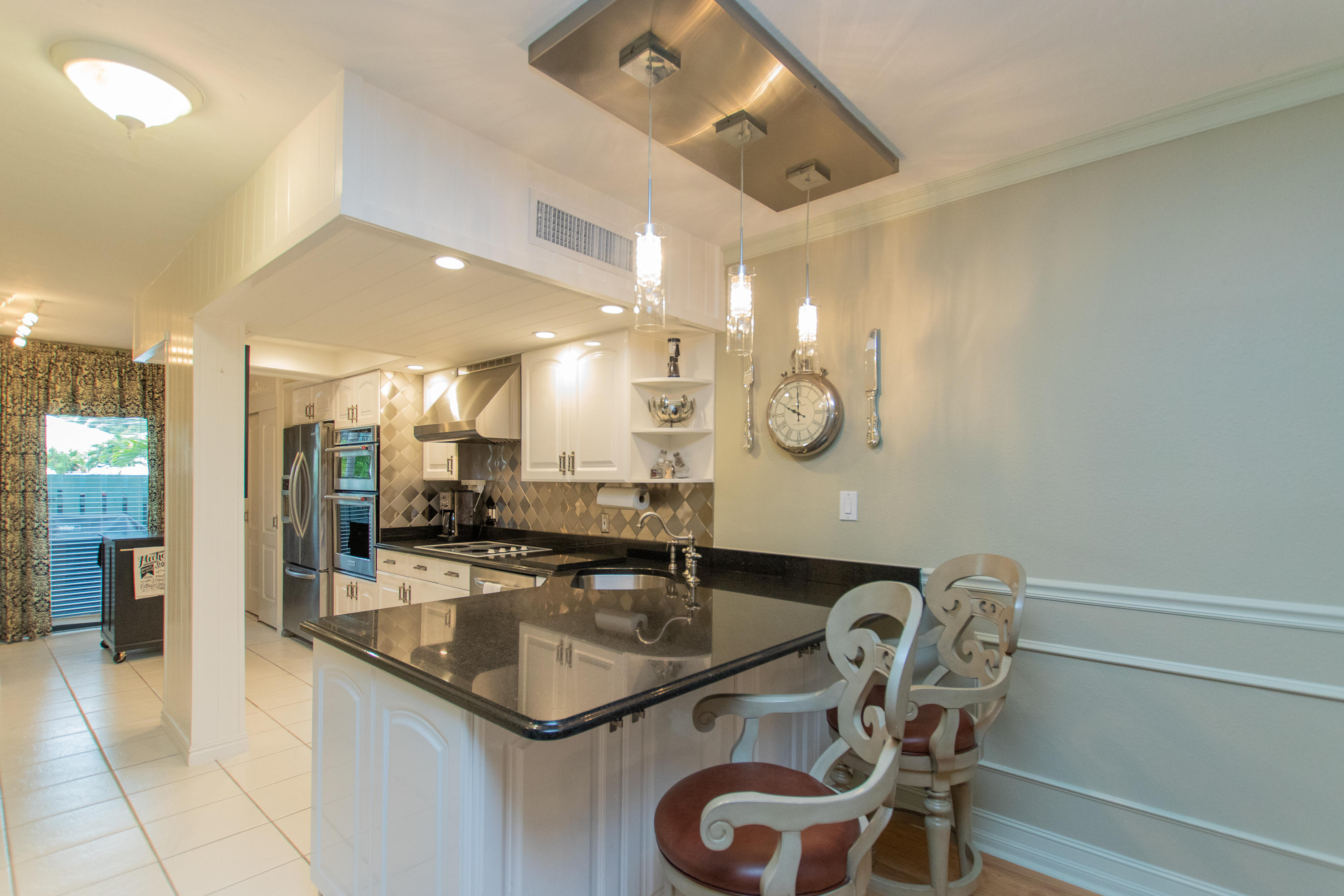 87200 Overseas Highway, Unit E8 Islamorada, FL 33036 - Photo 7 of 64 Kitchen Bar