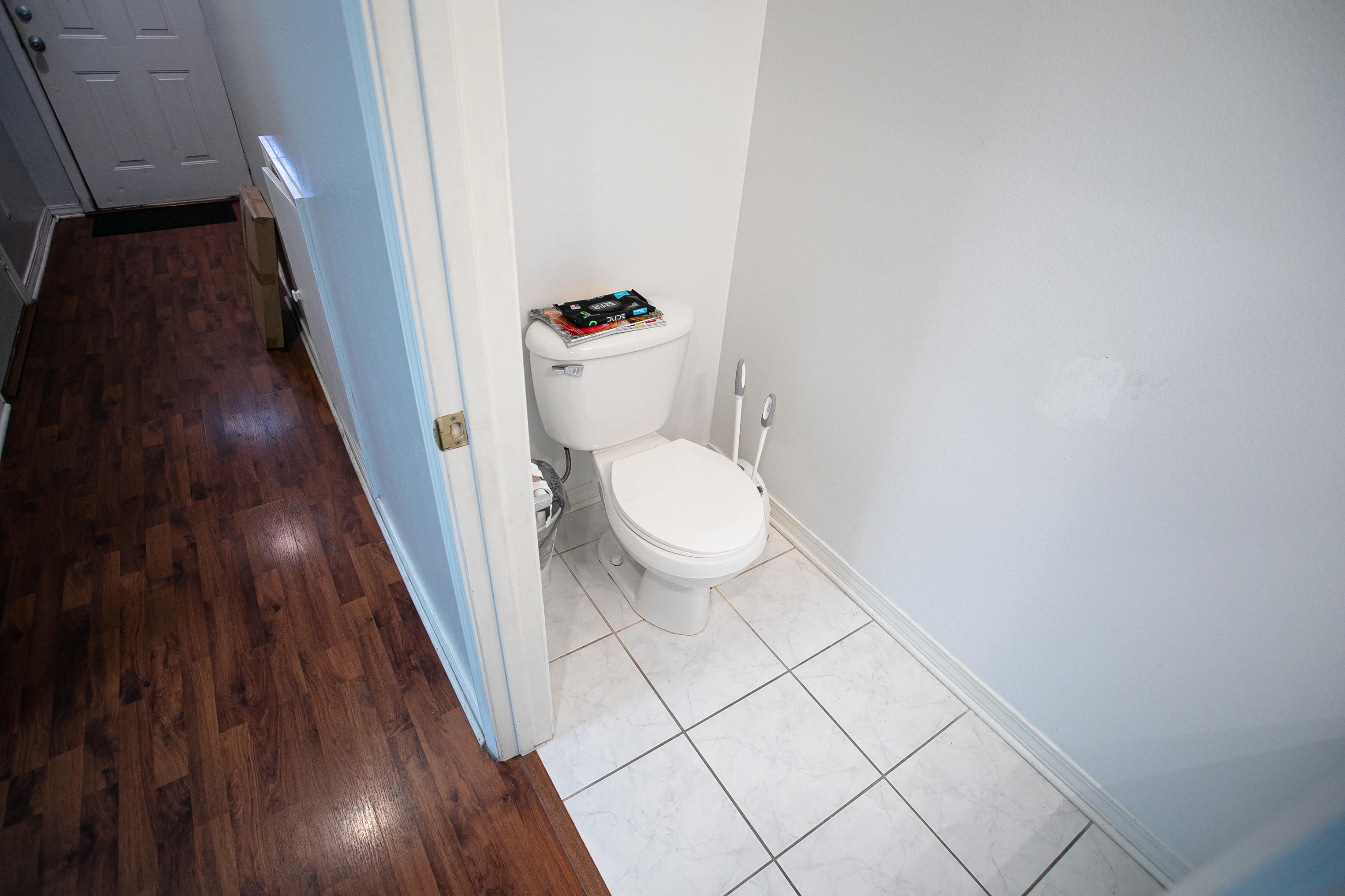 507 Keystone Road Mary Esther, FL 32569 - Photo 10 of 30 a bathroom with a sink and a toilet