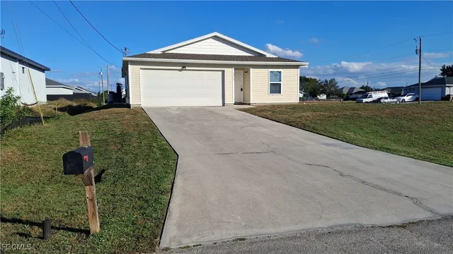 a view of a house with a yard