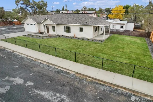a view of house with a yard