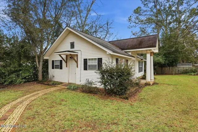 $225,000 | 501 2nd Avenue Southwest, Magee, MS 39111